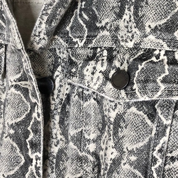 BLANK NYC Denim Trucker Jacket In Snake Print Size XS. - Picture 14 of 15